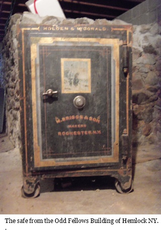 hcl_antique_safe_holden_macdonald_2012_resize320x426